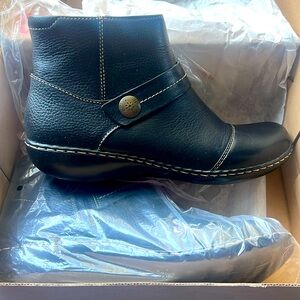 NIB Clarks ankle boots booties